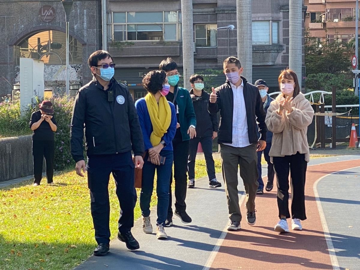 ▲吳怡農今天家人陪同下前往投票。（圖／記者陳威叡攝，2023.01.08）