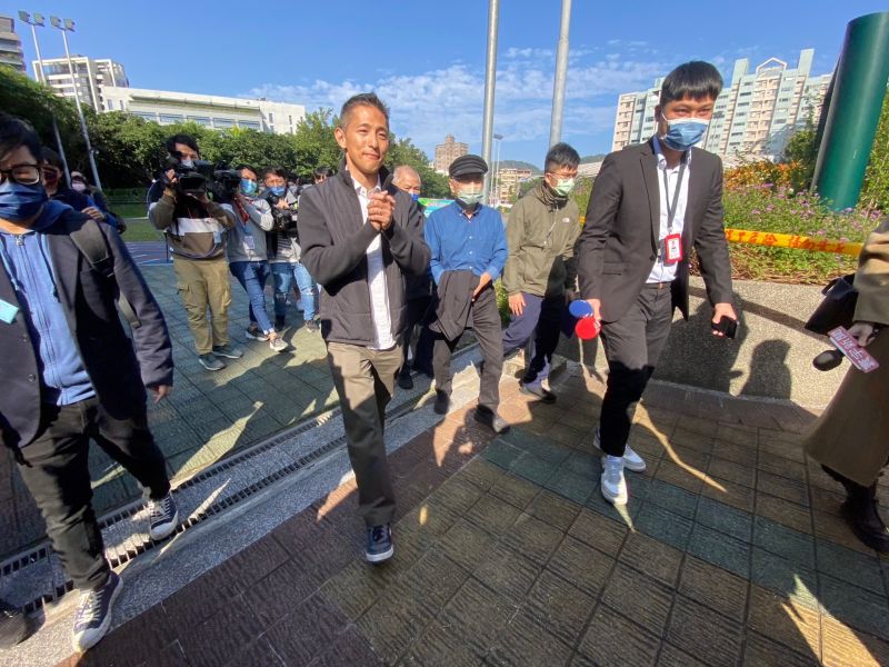 ▲吳怡農今日在父親(右3)等人陪同下前往投票。(圖/記者陳威叡攝,2023.01.08)