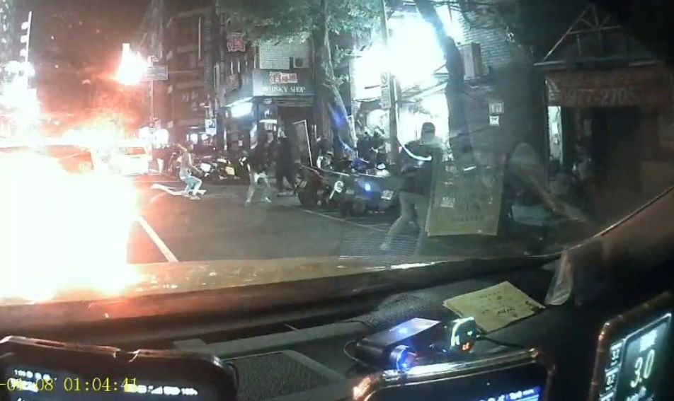 ▲北市8日凌晨爆發黑幫械鬥案，其中一名男子遭對方反擊持刀刺入心臟，送往台北馬偕醫院搶救仍宣告不治。（圖／翻攝畫面）