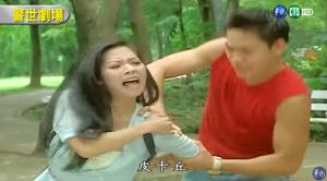 ▲▼盧靚（左）叫陳維齡生氣，以發功電擊抓兩人的警察。（圖／翻攝自華視戲劇頻道YouTube）