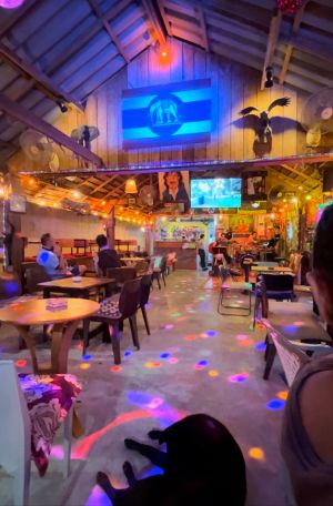 ▲該家泰國酒吧氛圍輕鬆。（圖／Twitter：phukachan100）