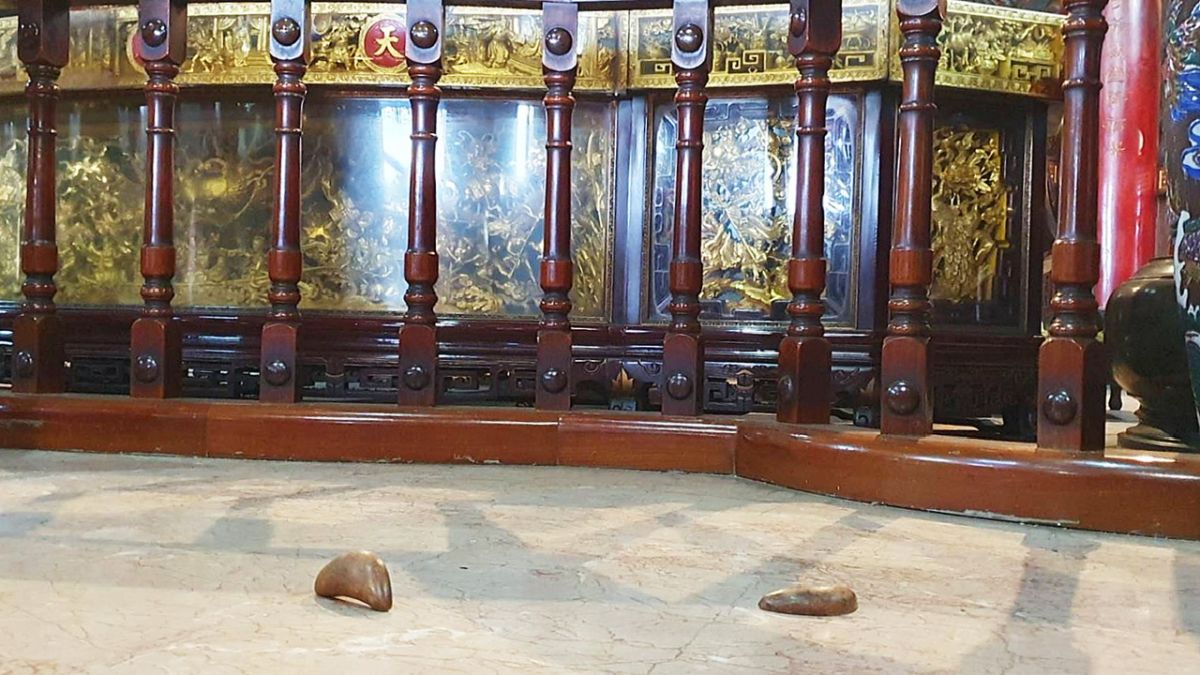 ▲ 位於高雄蓮潭旁歷史悠久的左營天府宮，近期有香客擲筊擲出「立筊」。（圖／左營天府宮提供）