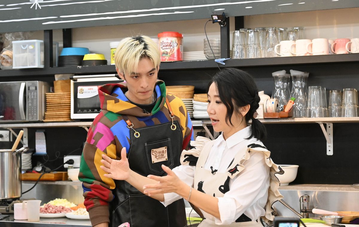 ▲曹佑寧（左）為毛小孩下廚，從零開始學習，右為陶晶瑩。（圖／台視提供）