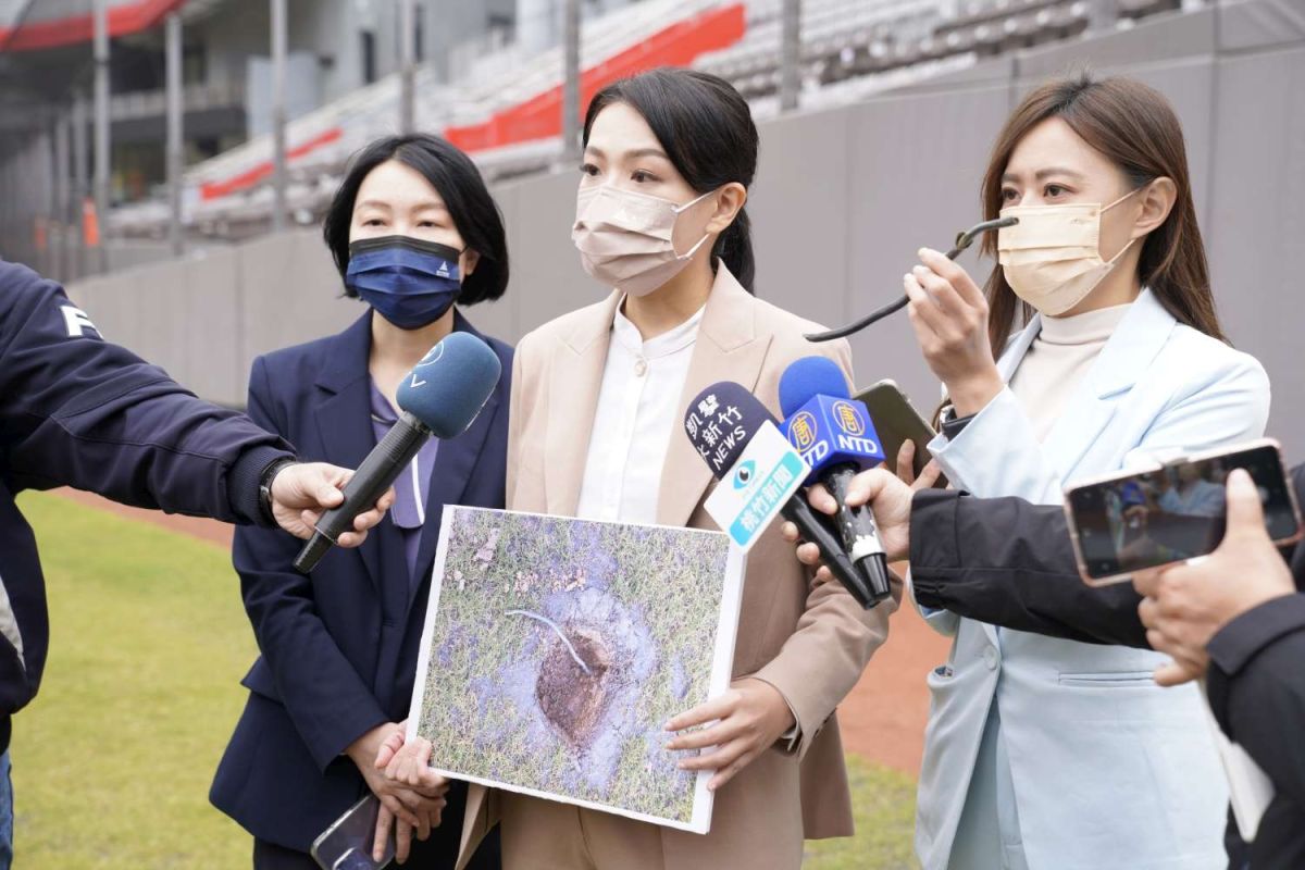 ▲新竹市長高虹安針對新竹球場隨機採樣土壤時發現的廢棄物問題，進行現場勘查。(圖／新竹市政府提供)
