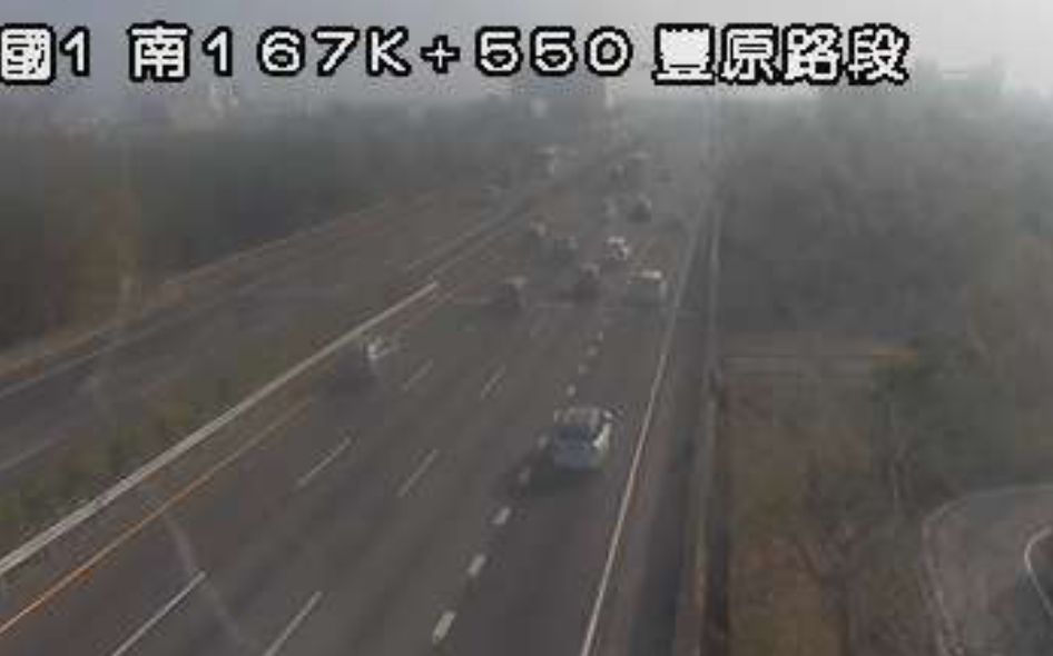 ▲國道1號南下169.8公里、豐原路段，今天下午1時57分，發生7車連環追撞事故。（圖／翻攝畫面）