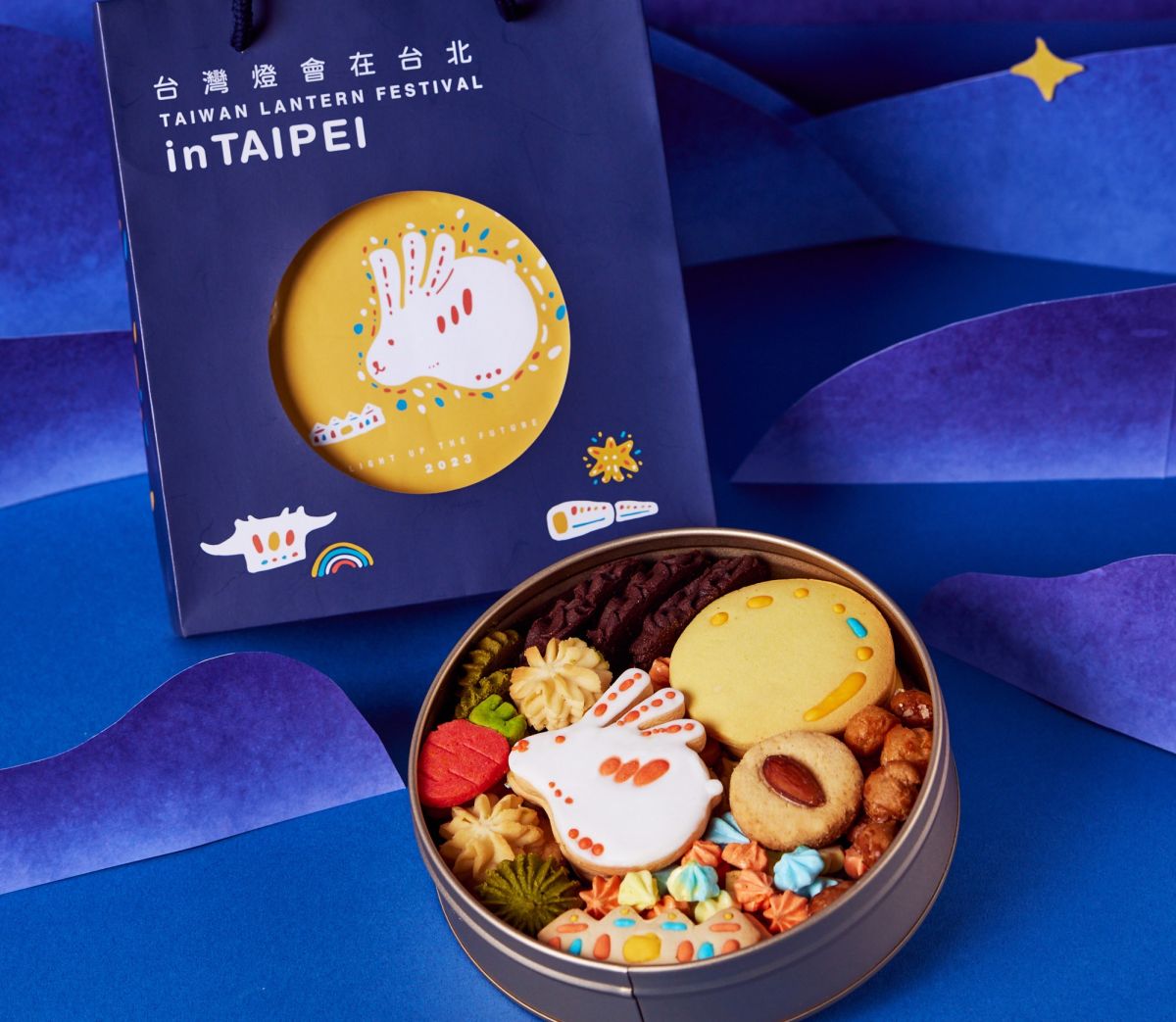 ▲上別人家拜年總不能兩手空空吧？《NOWnews今日新聞》整理出「拜年送禮全攻略」，特色文創、品牌聯名、星級奢華全都有，像是2023台灣燈會吉祥物「光源兔」禮盒別具新意超吸睛。（圖／Pinkoi提供）