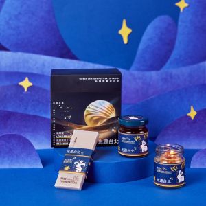 Bee Lighted 蜂光乍現禮內含龍眼蜂蜜與蜂蠟燭手作包,食用完的蜂蜜罐還可以將蜂蠟片捲成蜂蠟燭放入瓶身中,作為小蠟燭使用 ▲Bee Lighted 蜂光乍現禮內含龍眼蜂蜜與蜂蠟燭手作包,食用完的蜂蜜罐還可以將蜂蠟片捲成蜂蠟燭放入瓶身中,作為小蠟燭使用。(圖/Pinkoi提供)