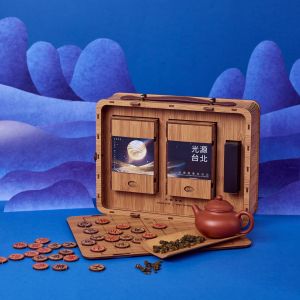 以日式典雅的竹盒包裝,結合泡茶下棋的創意發想,禮盒打開後可作為棋盤與象棋,在農曆年節的溫馨團圓夜與長輩一起守歲談天。 ▲以日式典雅的竹盒包裝,結合泡茶下棋的創意發想,禮盒打開後可作為棋盤與象棋,在農曆年節的溫馨團圓夜與長輩一起守歲談天。(圖/Pinkoi提供)