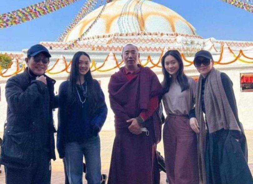 ▲李連杰（左1）全家日前飛往尼泊爾，罕見曬出全家福合影。妻子利智（右1）氣色相當好，凍齡氣場依舊（圖／翻攝IG jetli）
