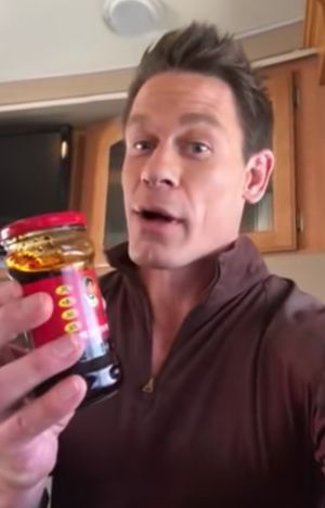 ▲約翰·希南（John Cena）也刻意用中文表達自己有多喜歡這款家喻戶曉的「老乾媽」辣醬。（圖／翻攝自IG）