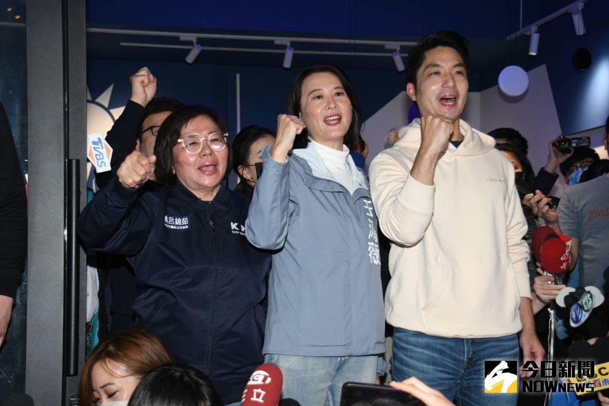 ▲王鴻薇（中）勝選立委、進軍國會，台北市長蔣萬安（右）特地到場祝賀。（圖／記者林調遜攝，2023.01.08）