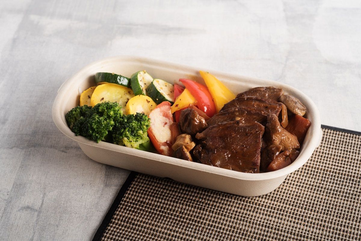 ▲才休1天又要上班好厭世！午休怒嗑飯店豪華便當洩憤，六福客棧這季推出7種新口味，其中紅酒燉牛頰肉便當最為吸睛，揪團訂自取還享買10送1優惠。（圖／六福客棧提供）