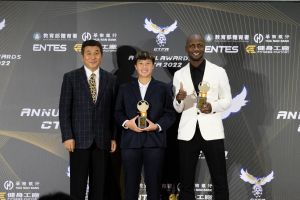 足球／年度最佳球員  陳英惠、安以恩首獲最大獎
