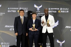 足球/年度最佳球員 陳英惠、安以恩首獲最大獎
