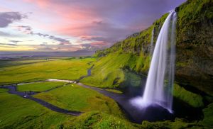 ▲冰島到了夏天冰川就會解凍，旅客還能看到驚人的瀑布等大自然的鬼斧神工景象，何樂而不為？（示意圖／翻攝自unsplash）