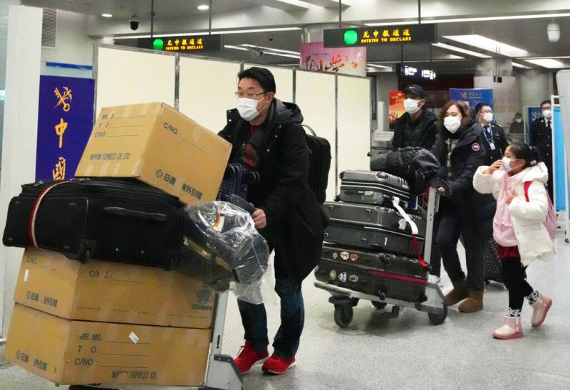▲中國民眾在宣布國門解封首日就準備好海外旅遊。(圖/美聯社/達志影像)
