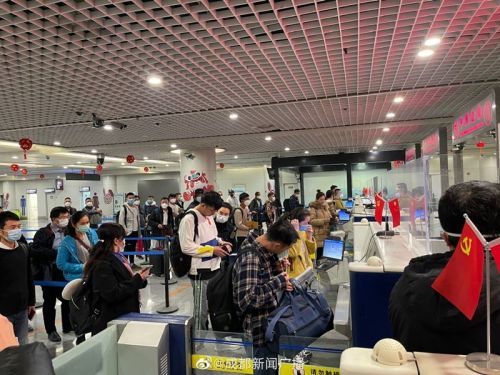 ▲中國疫情 中國機場 中國解封 邊境限制解除 （圖／美聯社／達志影像）