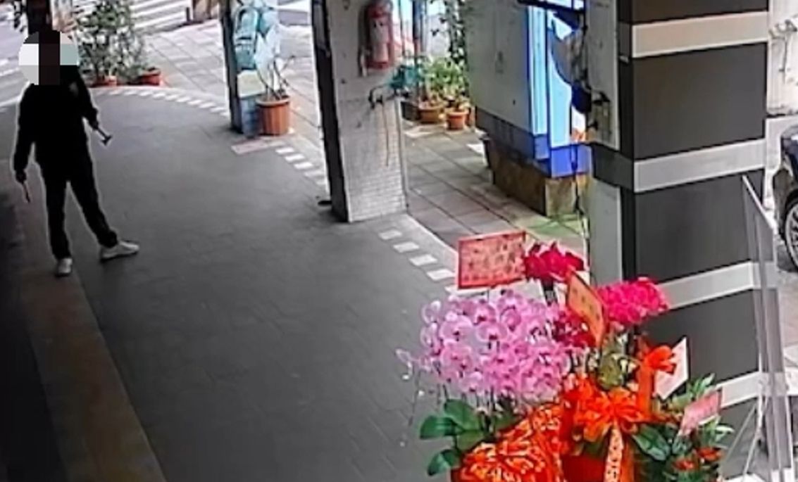 ▲新北市一名藍姓男子，前天（6日）下午在三重區龍門路、仁愛街口，手持雙斧追砍楊姓路人。（圖／翻攝畫面）