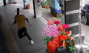 ▲楊男見狀立刻拔腿狂奔,期間還意外跌倒,所幸並無大礙。(圖/翻攝畫面) ▲楊男見狀立刻拔腿狂奔,期間還意外跌倒,所幸並無大礙。(圖/翻攝畫面)