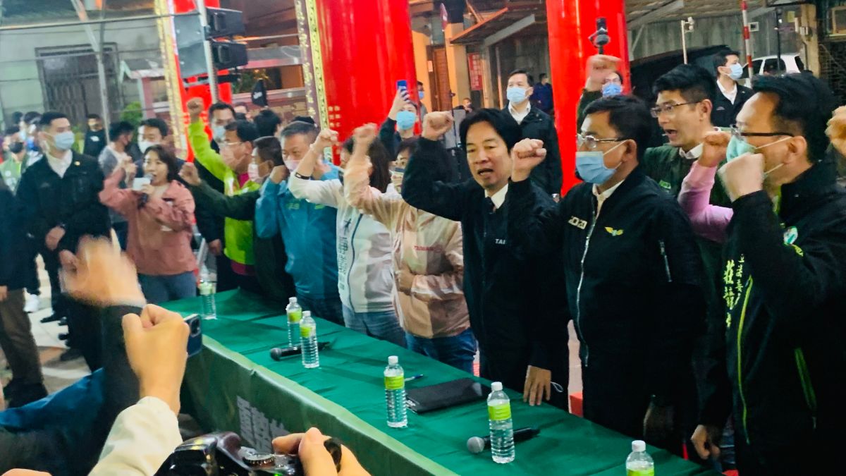 ▲副總統賴清德在台中市為參選民進黨主席舉辦政見會，坐他左邊首位的是無黨籍立委黃國書。（圖／記者顏幸如攝，2023.01.08）