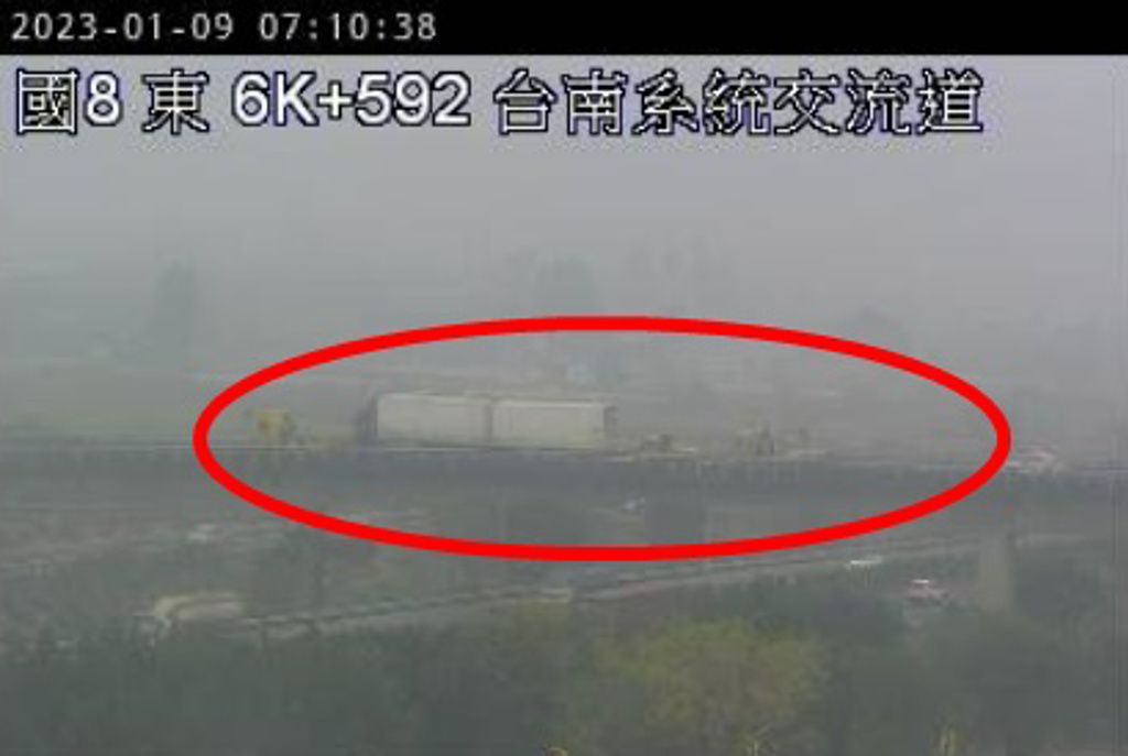 ▲國8往國1，今（9）日6時許發生大貨車追撞聯結車事故，目前出口環道暫管制封閉。（圖／翻攝自高公局）