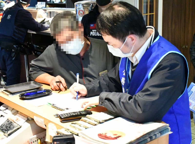 ▲士林分署赴潘男經營的日料店查扣現金、威士忌、清酒等。(圖/士林分署提供)