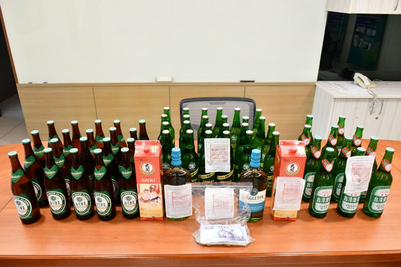 ▲士林分署赴潘男經營的日料店查扣現金、威士忌、清酒等。(圖/士林分署提供)