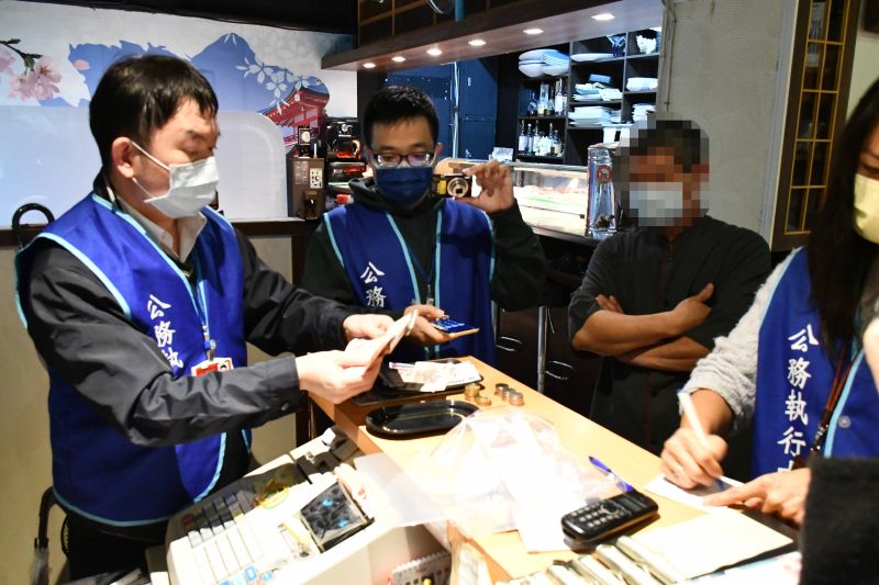 ▲士林分署赴潘男經營的日料店查扣現金、威士忌、清酒等。(圖/士林分署提供)