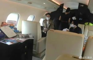▲郭碧婷輕便裝扮搭乘私人飛機回香港。（圖／翻攝自微博）