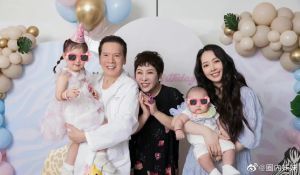 ▲郭碧婷(右)與老公向佐育有兩名小孩。(圖/翻攝自微博) ▲郭碧婷(右)與老公向佐育有兩名小孩。(圖/翻攝自微博)