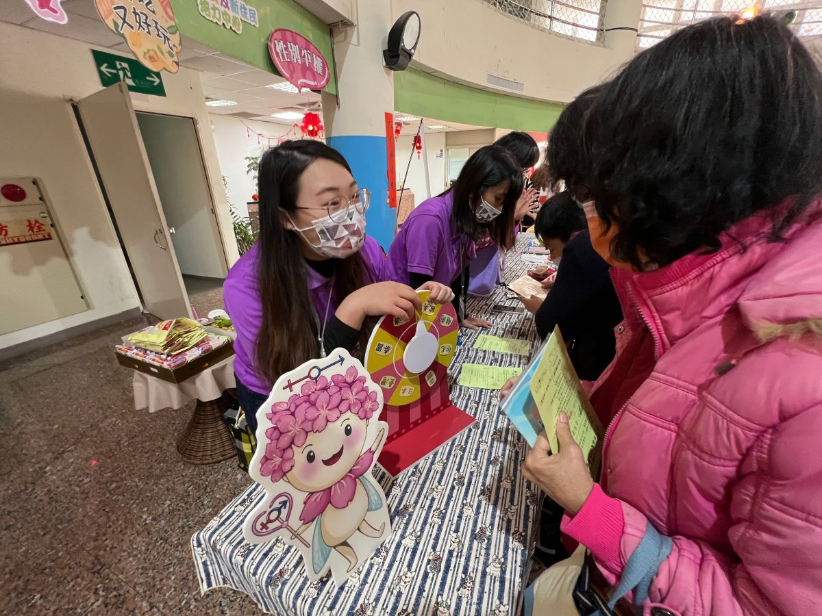 ▲民眾闖關拿春聯。（圖／台中市政府社會局）