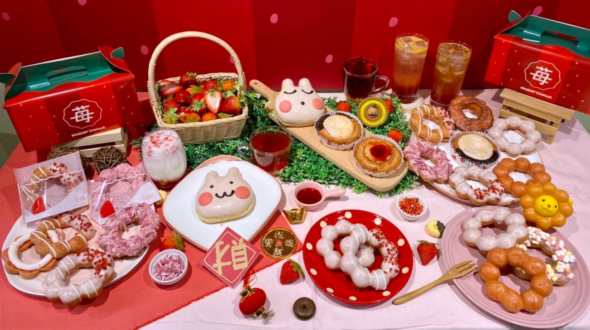 ▲冬天必吃草莓季！Mister Donut「2023 雪兔草莓季」推出粉嫩香甜的9款草莓甜甜圈新品，一次挑戰5種以上食材的多種吃法，首次亮相的「草莓歐菲塔」以酸甜草莓搭上濃郁乳酪帶來新食感，還加碼推出應景的「草莓蜜桃雪兔」造型甜甜圈，可愛超欠吃！1/10上市同步推出甜甜圈「買6送3」及「飲品第2件5折」優惠。（圖／記者蕭涵云攝）