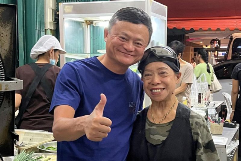 ▲馬雲與曼谷街頭小吃餐廳「痣姐熱炒」老闆娘合影。（圖／翻攝自Instagram）