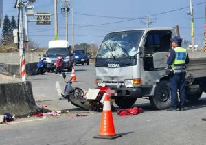 嘉義驚傳酒駕車禍！雙載機車遭小貨車撞飛　2人傷重不治
