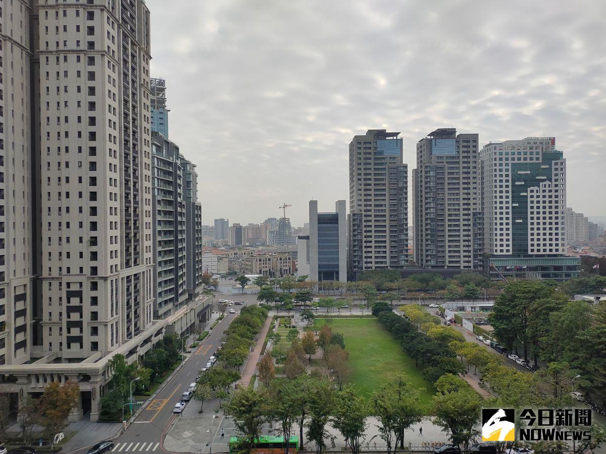 ▲中市清晨天空灰濛濛，空品不佳(圖／柳榮俊攝2023.1.9)