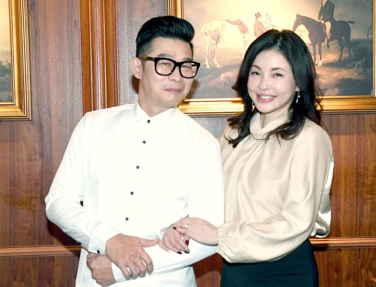 ▲何如芸（右）帥氣兒子受青少女歡迎。（圖／華視）