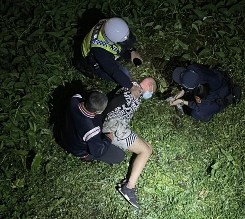 ▲吳男面對重重包圍，仍不願就範，竟直接跳進3樓高的大排，結果雙腳受傷無法動彈，當場被逮。（圖／翻攝畫面）