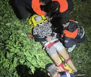 ▲警消以吊繩懸掛方式,將吳男救起,訊後已依搶奪罪嫌移送檢方偵辦。(圖/翻攝畫面) ▲警消以吊繩懸掛方式,將吳男救起,訊後已依搶奪罪嫌移送檢方偵辦。(圖/翻攝畫面)