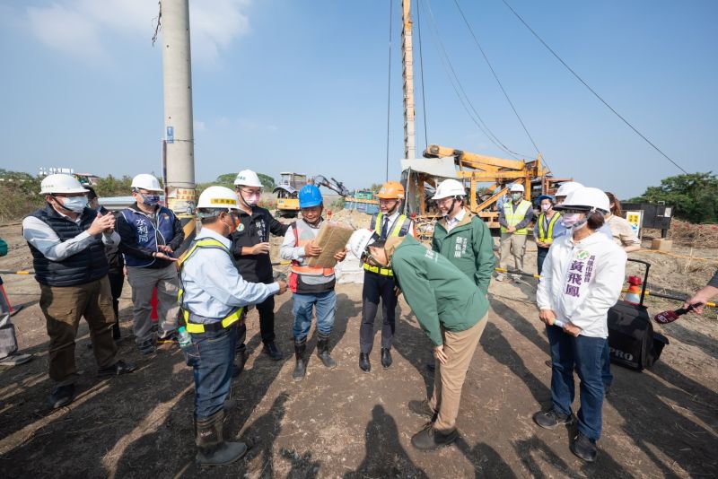 ▲高雄市長陳其邁今天上午前往大樹區大泉淨水場後方高屏溪高灘地，視察抗旱鑿井整備進度，並特別致贈飲料感謝施工團隊努力趕工。（圖／高市府提供）  