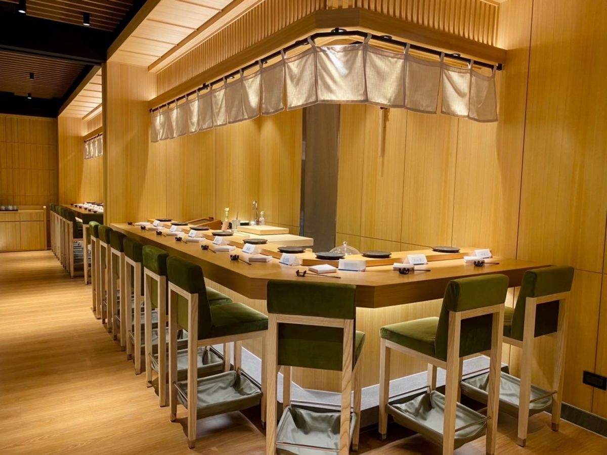 ▲日幣匯率貶值，預約困難日料餐廳名店「初魚鮨」宣布，因應日圓匯率回貶「即起調降100元」，預付餐費也可退差價。（圖／記者蕭涵云攝）