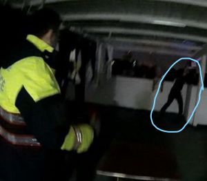 生死一線間 員警救下女兒牆上的尋短女