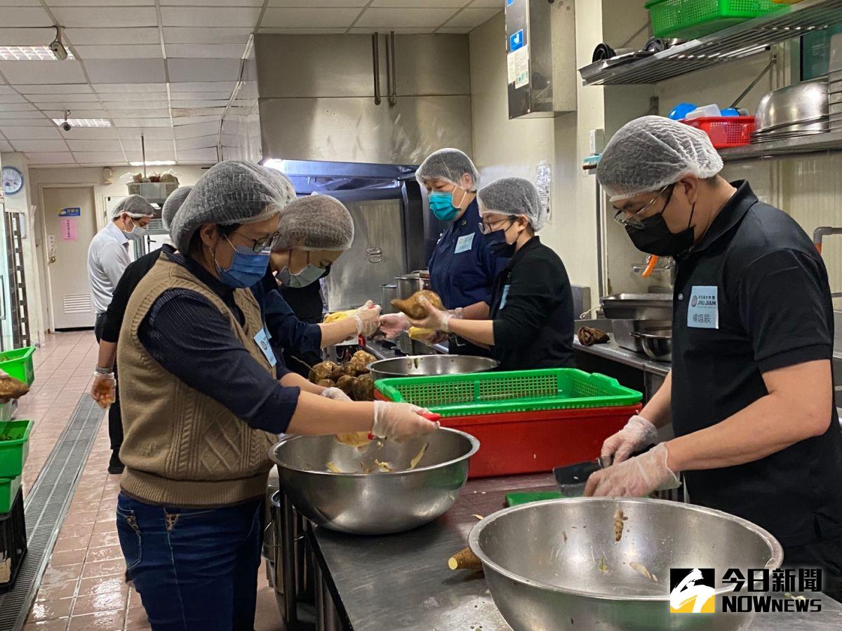 ▲築間餐飲歲末送暖一波波，今日由總經理周秀花（左一）帶隊，體驗切洗、裝盛及送愛心便當服務。（圖／記者金武鳳攝，2023.1.9)