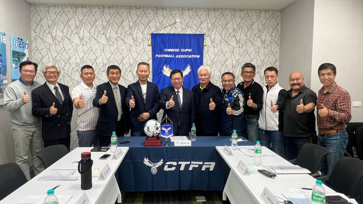 ▲鄭文燦與理事會同仁合影。足協提供