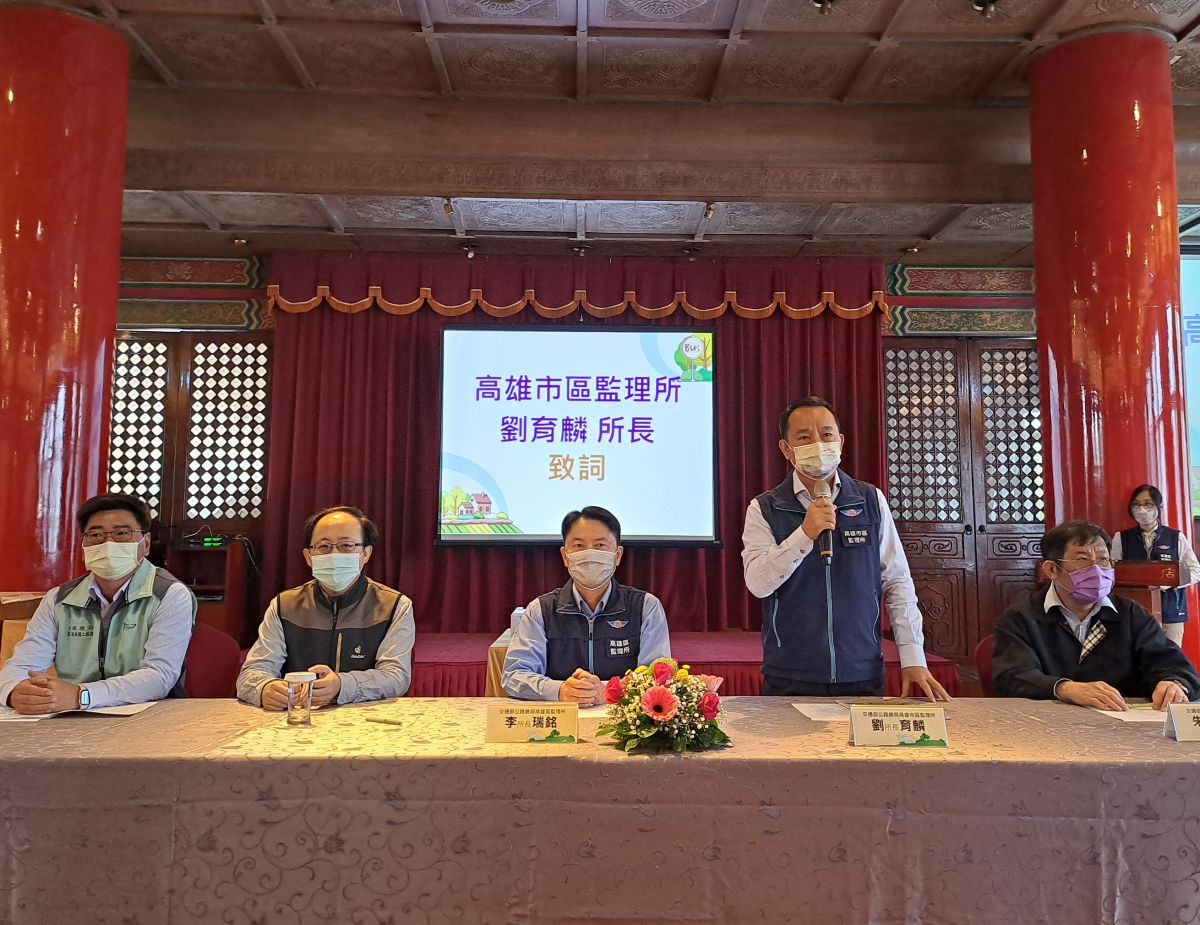 ▲交通部公路總局高雄市區監理所及高雄區監理所公布高屏地區公共運輸疏運措施，以迎農曆春節旅遊潮，由高雄市區監理所所長劉育麟(站立者)主持。(圖／記者黃守作攝，2023.01.09)