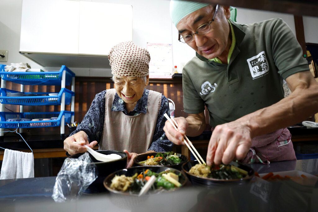 ▲日本中部岐阜縣的關市（Seki）曾以打造武士刀聞名，如今工匠改為忙於替廚房刀具打磨拋光，但即便產能全開，當地的小工廠也應接不暇龐大的全球訂單。（示意圖／美聯社）