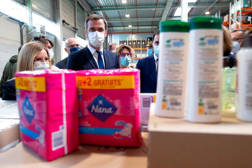 ▲近年來，各國政府逐漸重視月經貧窮議題。圖為法國衛生部長維宏（Olivier Veran）與性別平權、多元與機會平等部長莫雷諾（Élisabeth Moreno）視察生理用品物流倉庫。（圖／美聯社／達志影像）
