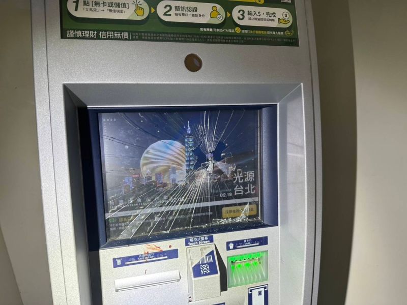 ▲酒醉男子因為卡片被ATM「吃」了，一時暴怒竟將ATM的螢幕砸破。（圖／桃園分局提供）