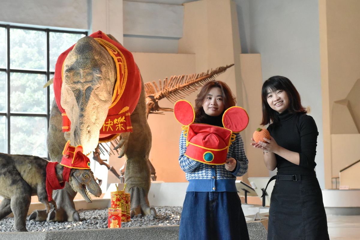 ▲科博館攜手新銳藝術工作室V&J Studio，幫館內人氣明星暴龍親子變裝，以應景「財神」扮相登場。（圖／科博館提供）