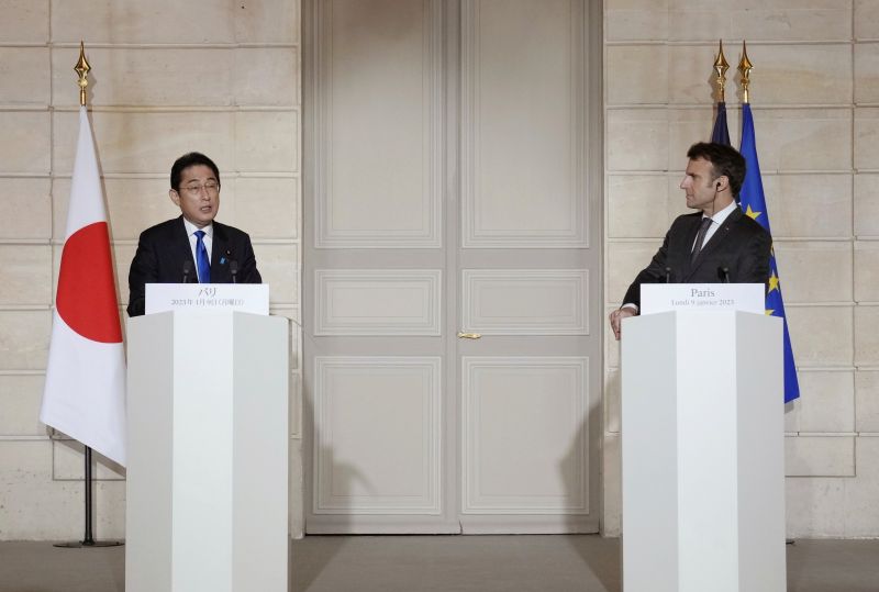 ▲日本首相岸田文雄上任後首度出訪法國，與法國總統馬克宏（Emmanuel Macron）承諾在亞太地區加強安全合作。（圖／美聯社／達志影像）