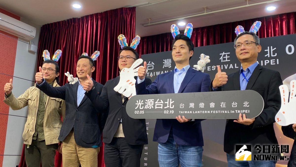 ▲台北市長蔣萬安（右二）肩背台灣燈會周邊小物「光源兔」，參與台灣燈會周邊商品發表記者會。（圖／記者丁上程攝，2023.01.10）